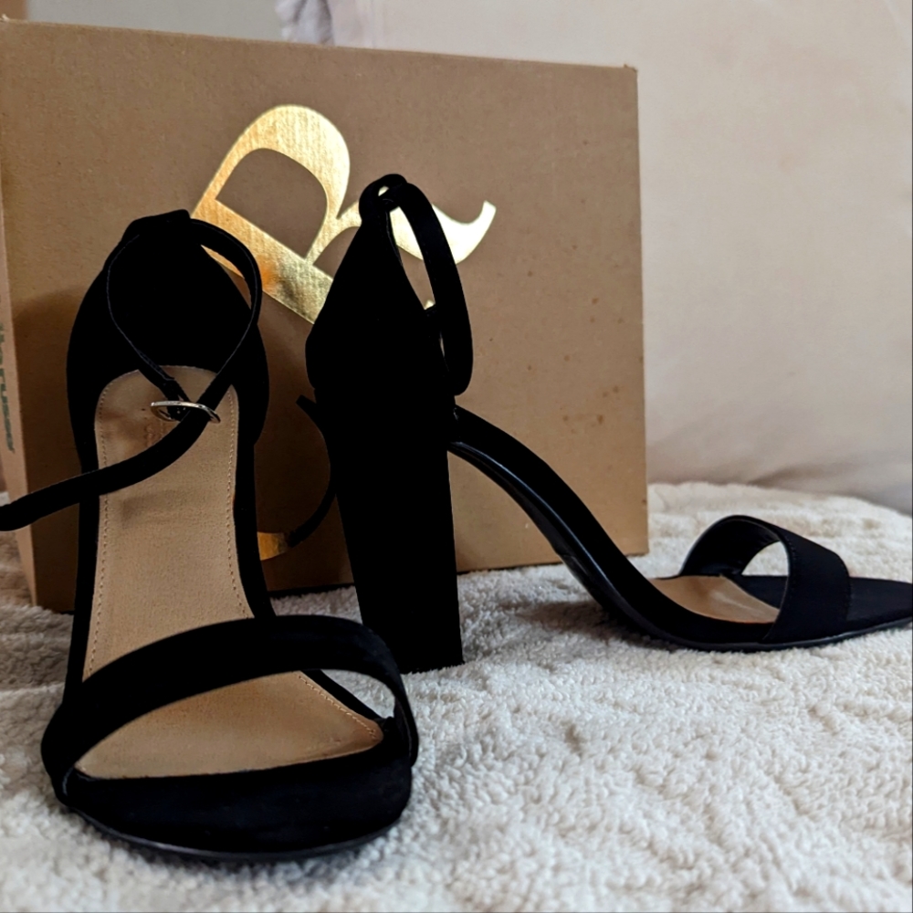 Classic suede black heels